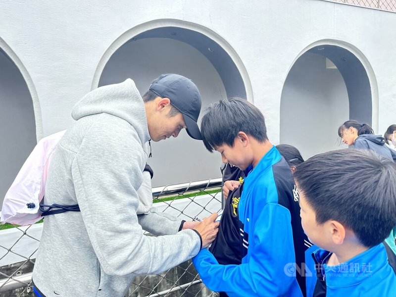 從114年雲林全國運動會後,台灣男子短跑好手陳玟溥(左)打開知名度,現在參賽都會被小選手要求簽名、合照。中央社記者黎建忠攝 115年3月9日