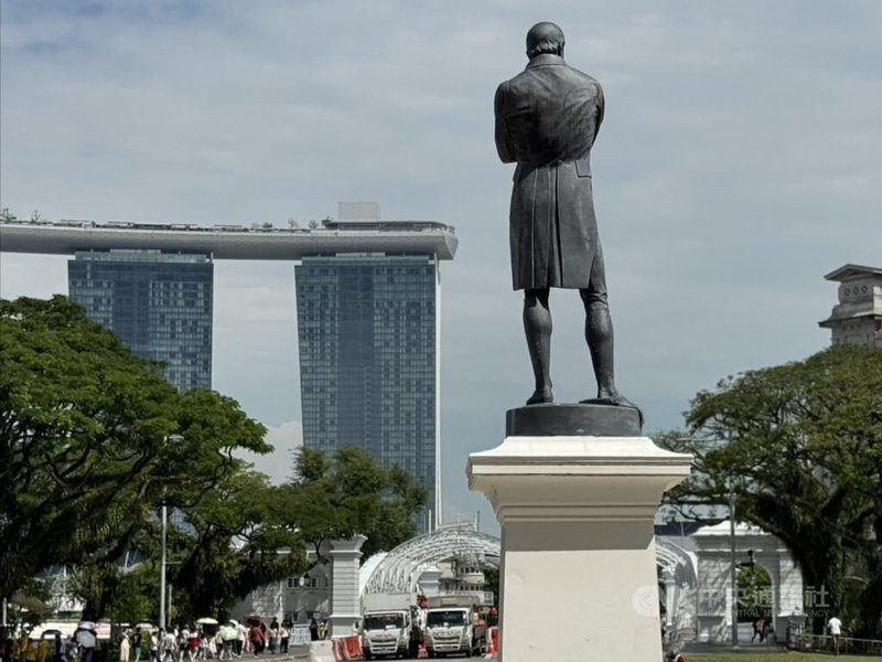 新加坡為區域和國際金融中心，吸引國際企業與資金進駐。圖為1819年登陸新加坡的英國人萊佛士（Stamford Raffles）雕像，面向金沙酒店。中央社記者吳昇鴻新加坡攝　115年3月9日