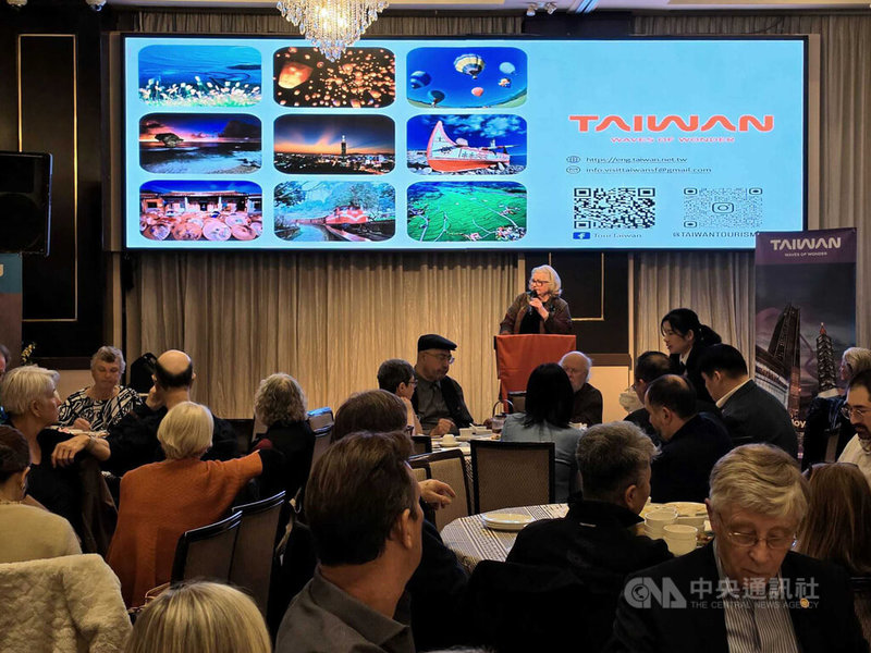 加拿大扶輪社5040地區領導人論壇晚宴上,眾人們現場聆聽台灣旅遊導覽說明,連前國際扶輪社副總裁羅爾斯(圖中演講者)都大讚台灣好。中央社記者程愛芬溫哥華攝 115年3月9日