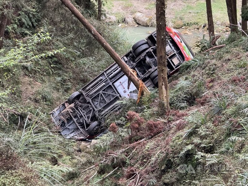 南投縣杉林溪森林生態渡假園區遊園車9日墜落邊坡，釀駕駛與乘客共1死7傷。杉林溪園區表示，事故路段配合警方及主管機關完成封鎖，全力配合司法調查以釐清事故真相。中央社記者蕭博陽南投縣攝　115年3月9日