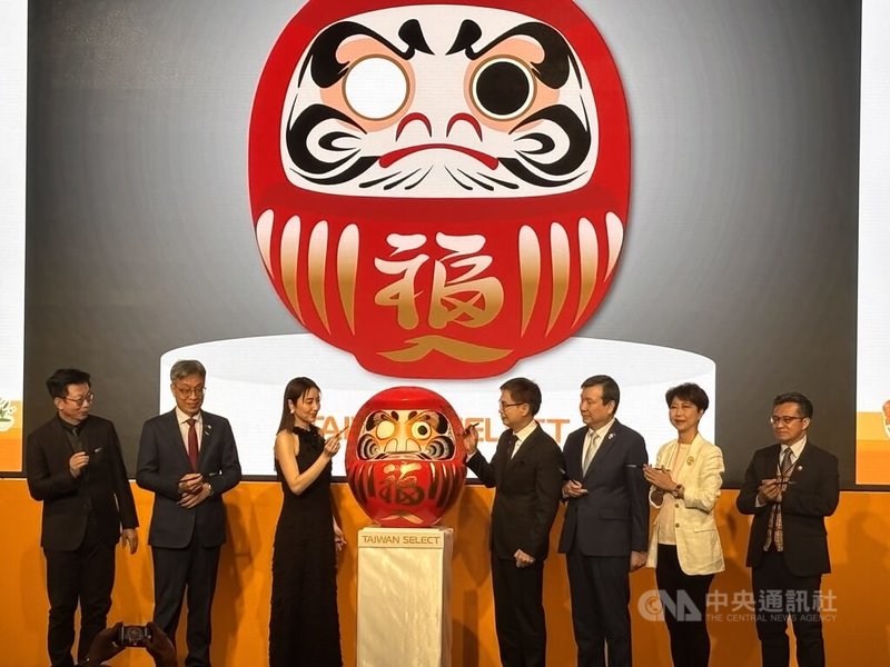 東京國際食品展10日開幕，台灣館參展規模再創新高，9日舉行展前記者會，與會來賓進行「達摩點睛」儀式。左起立委郭國文、農業部長陳駿季、日本女星矢田亞希子、外貿協會董事長黃志芳、駐日代表李逸洋、立委陳亭妃、原住民族委員會副主委谷縱．喀勒芳安。中央社記者戴雅真東京攝　115年3月9日