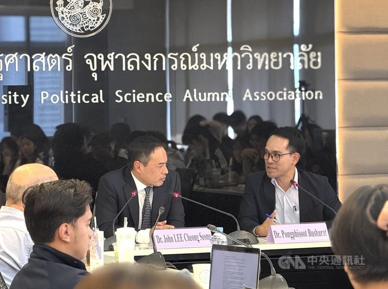 美國華府智庫哈德遜研究所資深研究員李倉松（右2）9日在泰國朱拉隆功大學安全與國際議題研究所提及台灣須強化自身防衛能力並調整軍事戰略，才能有效嚇阻中國並爭取外部支持。中央社記者李宗憲曼谷攝　115年3月9日