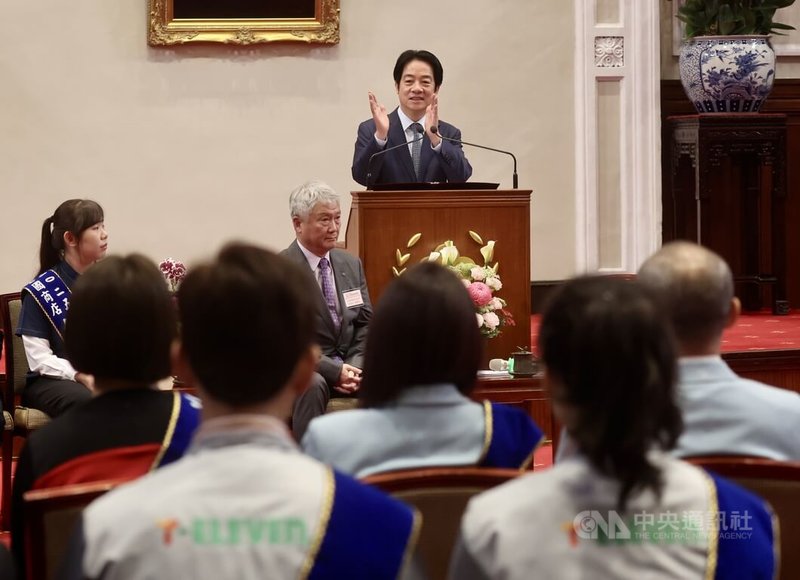 總統賴清德（後）9日在總統府接見第28屆全國商店傑出店長，賴總統表示，行政院主計總處已發布，預估115年的經濟成長率是7.71%，也有國際經濟研究機構預估可能會超過8%。換句話說，國家經濟持續進步發展，這都是各行各業、全國人民共同努力的成果。中央社記者張皓安攝　115年3月9日