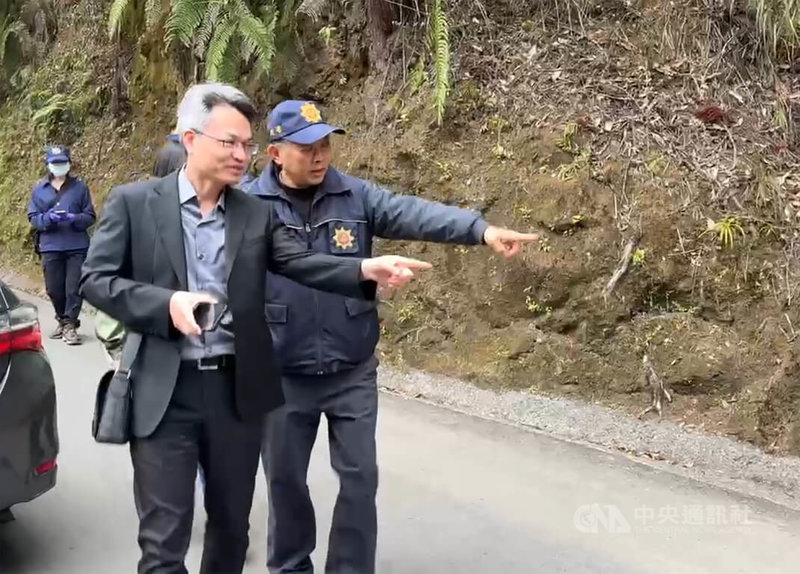 南投縣杉林溪森林遊樂區遊園接駁車9日中午不明原因擦撞山壁失控墜谷，南投地方檢察署主任檢察官賴政安（前左）下午赴現場了解，並表示後續會詳盡調查，以釐清車禍經過。中央社記者蕭博陽攝　115年3月9日