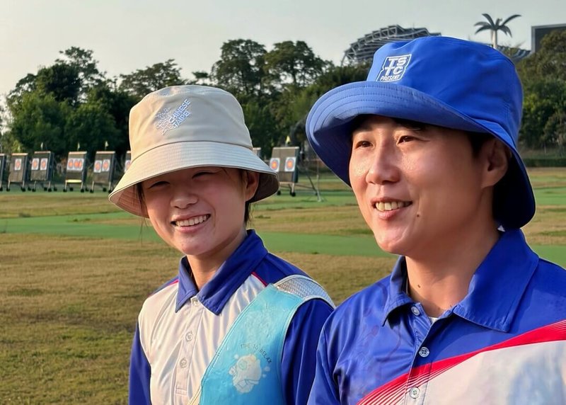 2026年國家運動訓練中心成立50週年，首度推出官方商品，其中漁夫帽讓射箭好手雷千瑩（右）愛不釋手，在練習時直接戴上。（國訓中心提供）中央社記者黎建忠傳真　115年3月9日