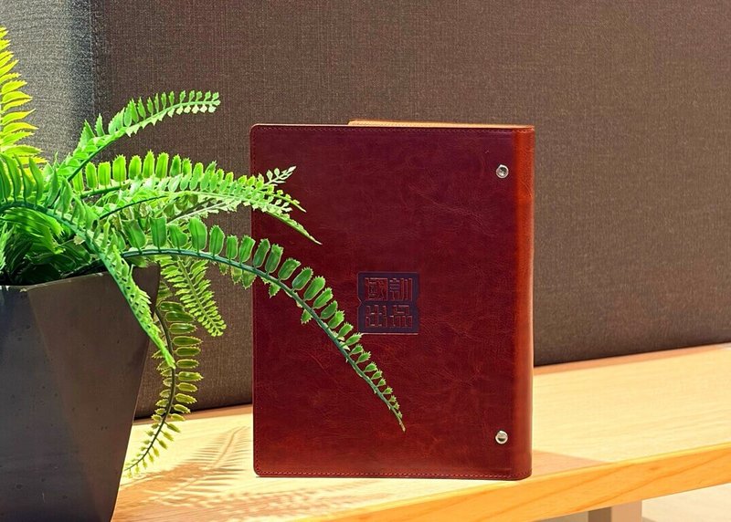 2026年國家運動訓練中心成立50週年,首度推出官方商品,其中高質感的皮革筆記本,象徵記載著選手每日訓練的努力與汗水。(國訓中心提供)中央社記者黎建忠傳真 115年3月9日