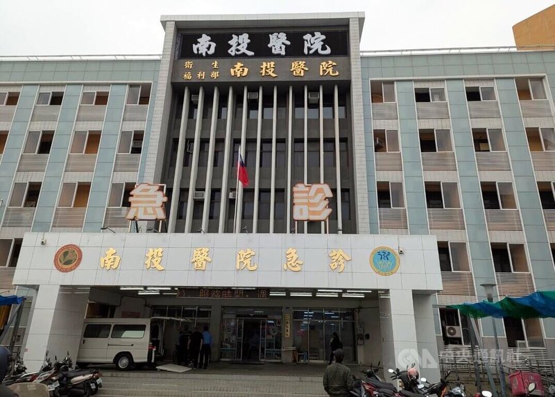 南投縣杉林溪森林遊樂區1輛遊園接駁車9日中午擦撞山壁,失控翻覆並墜谷,車上8人送醫、1人不治。其中2名傷者送衛生福利部南投醫院治療。中央社記者蘇木春攝 115年3月9日