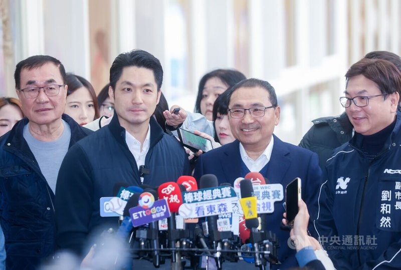 新北市長侯友宜（右2）9日率新北市副市長劉和然（右），陪同台北市長蔣萬安（左2）、副市長李四川（左）等人前往新北市板橋埔墘及莊敬公共托育中心參訪，並接受媒體聯訪。中央社記者王鴻國攝　115年3月9日