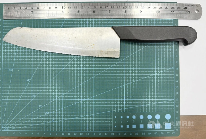 李姓男子9日凌晨搭計程車至總統府前欲持刀（圖）闖入，遭警方和憲兵協力壓制逮捕送辦。（翻攝照片）中央社記者黃麗芸傳真　115年3月9日