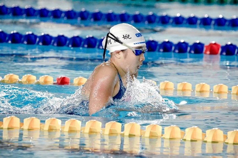 115年全國春季游泳錦標賽在台中登場，年僅12歲的游泳新星何康婗（圖）在200公尺蛙式以2分31秒72達到名古屋亞運參賽標準。（教練何兆基提供）中央社記者陳容琛傳真　115年3月9日