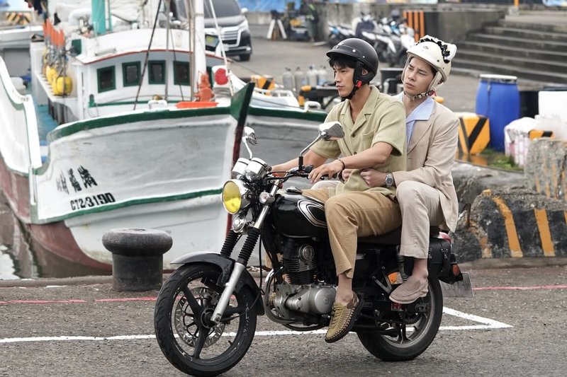 懸疑推理影集「沙瑪基的惡靈」日前開鏡，並到小琉球展開為期1個月的海島拍攝，演員羅宏正（左）、宋偉恩（右）飾演需聯手查案的兄弟檔，對一場騎車戲碼印象深刻。（答人文創提供）中央社記者洪素津傳真　115年3月9日