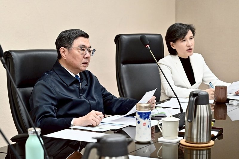 因應中東情勢，行政院長卓榮泰（左）9日再召集會議，指示財金部會持續關注國內外金融情勢，做好應變準備，穩定台灣資本市場。（行政院提供）中央社記者高華謙傳真　115年3月9日