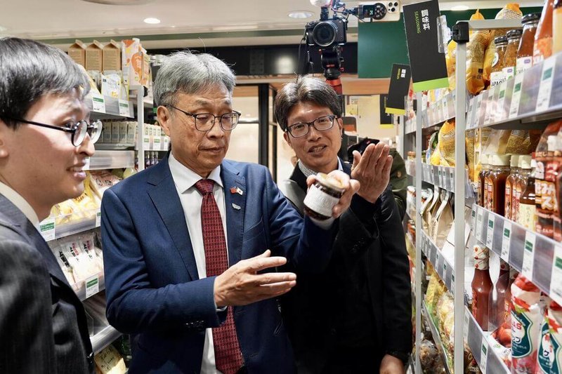 農業部長陳駿季（中）9日在日本拜會當地有機農產品進口商，並到通路了解台灣優質有機醬料在日本通路銷售情形。（農業部提供）中央社記者汪淑芬傳真　115年3月9日
