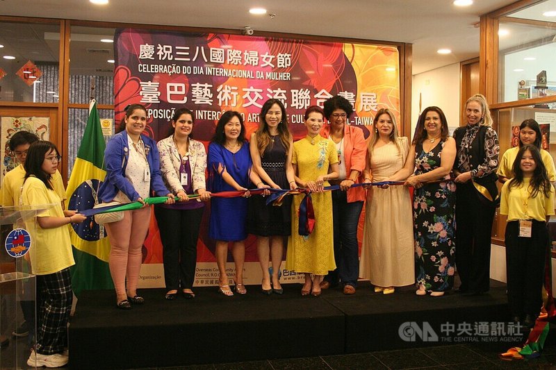 巴西聖保羅僑教中心3月7日舉行慶祝三八國際婦女節活動「台巴藝術交流聯合畫展」開幕式，由僑委會巴西海外青年文化大使（台下著黃T恤者）接待，駐聖保羅經濟文化辦事處處長朱怡靜（台上左4）出席剪綵。中央社記者唐雅陵聖保羅攝　115年03月09日
