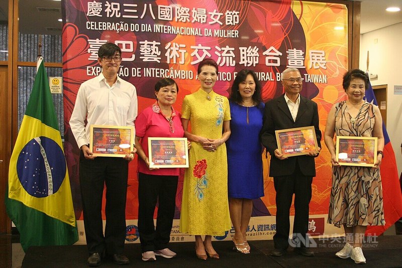 巴西聖保羅僑教中心3月7日舉行慶祝三八國際婦女節活動「台巴藝術交流聯合畫展」開幕式,日裔策展人愛莉安娜鶴(右3)與創辦人支黃秀莉(左3)頒發獎狀表揚4位台僑藝術家。中央社記者唐雅陵聖保羅攝 115年03月09日