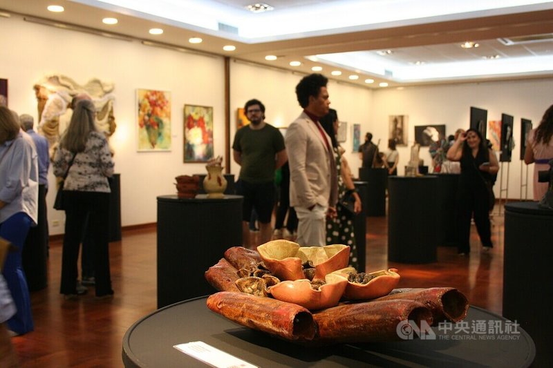 巴西聖保羅僑教中心3月7日舉行慶祝三八國際婦女節活動「台巴藝術交流聯合畫展」開幕式,展覽匯集49位藝術家,以油彩、水彩、玻璃、攝影、陶藝與多媒材等呈現多元創作,吸引近200名巴西友人與僑胞參與。中央社記者唐雅陵聖保羅攝 115年3月09日