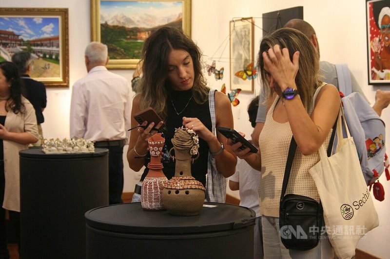 巴西聖保羅僑教中心3月7日舉行慶祝三八國際婦女節活動「台巴藝術交流聯合畫展」開幕式,觀眾對藝術語彙的情感敘事反應熱烈,社群媒體上出現即時分享與討論。中央社記者唐雅陵聖保羅攝 115年3月9日