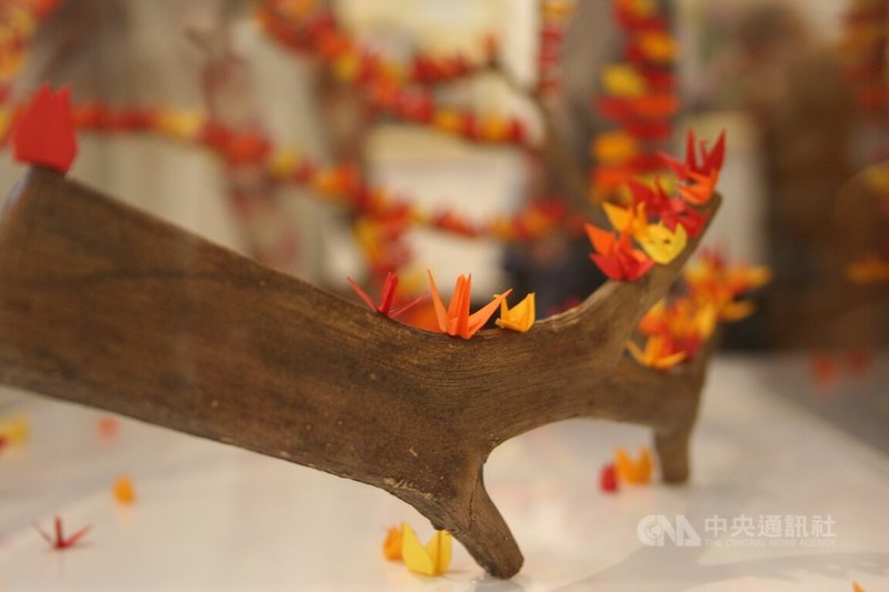 巴西聖保羅僑教中心3月7日舉行慶祝三八國際婦女節活動「台巴藝術交流聯合畫展」開幕式,展出作品「愉悅」(Alegria),藝術家以枯樹枝與迷你摺紙結合,透過自然材質與手工折疊的細節,呈現脆弱與重生並存的情感層次,吸引眾多觀眾駐足。中央社記者唐雅陵聖保羅攝 115年3月9日