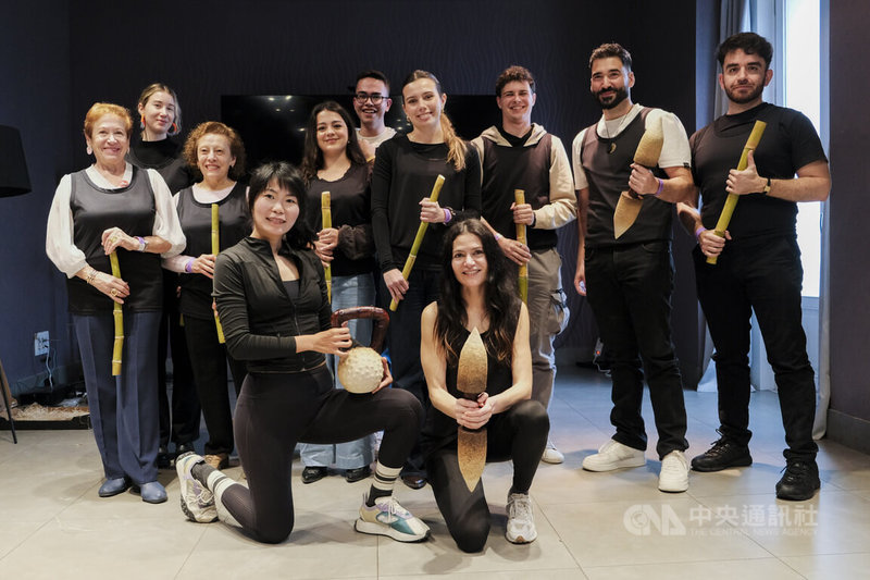 馬德里「Hybrid Art Fair當代藝術博覽會」10週年，台灣榮登首任主題國，推出「台灣潮—間歇之力」專題展，5日至8日展出7位青年藝術家作品外，藝術家羅懿君（前排左）策劃「藝術奧林匹克」藝術與健身工作坊，展出以甘蔗渣和菸草混合製成的啞鈴與壺鈴等健身器具，並由當地健身教練安潔拉（前排右）帶領參與者以「甘蔗」作為健身器具體驗健身課程。中央社記者胡家綺馬德里攝　115年3月9日