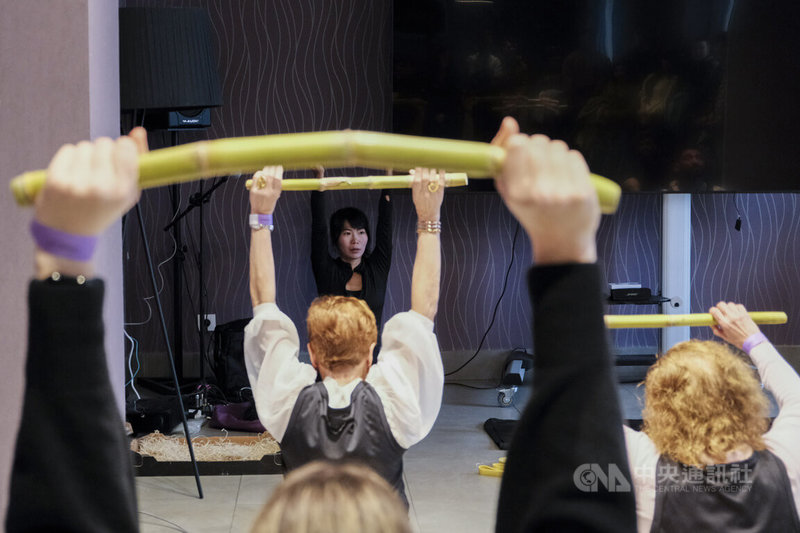 台灣藝術家羅懿君(後)赴馬德里「Hybrid Art Fair當代藝術博覽會」,帶領「藝術奧林匹克」藝術與健身工作坊,透過身體運動與糖業歷史的交織,提供參與者理解全球化對當地生活與文化影響的新視角。中央社記者胡家綺馬德里攝 115年3月9日