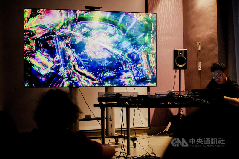 台灣藝術家陳昱榮(右)為馬德里「Hybrid Art Fair當代藝術博覽會」帶來「擬聲殘像」現場音像表演,除了採用AI演算影像外,還使用他在世界各地用3D掃描採集的建築空間影像,將空間轉化為充滿活力的有機體,讓觀賞者沉浸在視覺與聽覺的感官想像裡。中央社記者胡家綺馬德里攝 115年3月9日