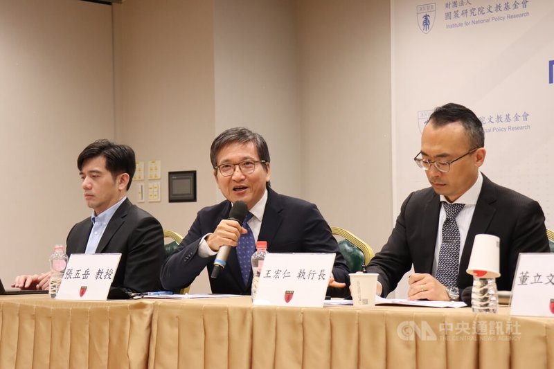 淡江大學兩岸關係研究中心主任張五岳（右）9日在國策院的「2026中國兩會與台、美、中變局座談會」上表示，解放軍清查和整頓還在進行，大概到秋天的中共20屆五中全會會做出初步定案，人是遞補會更為明朗。中央社記者張淑伶攝　115年3月9日