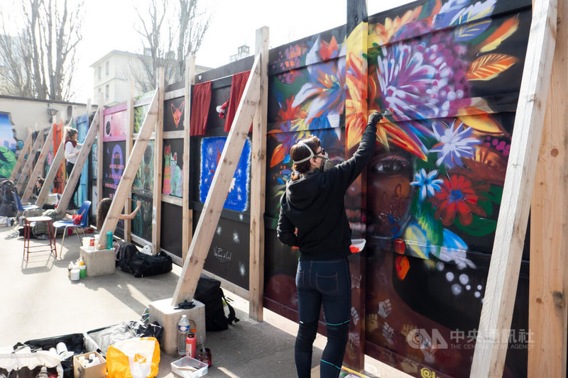 適逢國際婦女節，巴黎女性街頭塗鴉團體Les Bombaspheres與克里斯蒂諾賈西亞緊急安置中心合作，將整排圍牆塗上繽紛色彩，期待賦予居住者力量。中央社記者李若韻巴黎攝　115年3月9日
