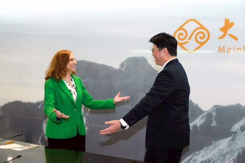 陸委會主委邱垂正（右）4日接見華府智庫「德國馬歇爾基金會」）「台美歐政策計畫」訪團，歡迎訪團團長、德國馬歇爾基金會印太計畫主任葛來儀（Bonnie Glaser，左）等人。（陸委會提供）中央社記者張淑伶台北傳真　115年3月9日