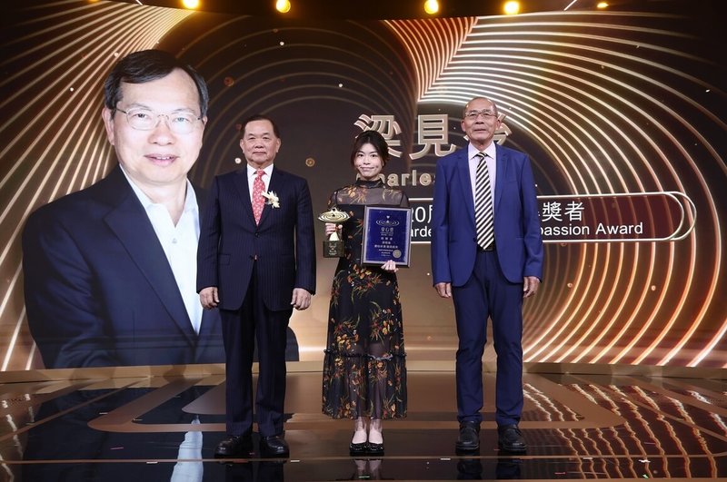 台北科技大學名譽博士、美超微創辦人梁見後獲頒第20屆「愛心獎」，由鐿鈦科技總裁林寳彰（右）頒獎，梁見後女兒（中）代領。（北科大提供）中央社記者許秩維傳真　115年3月9日