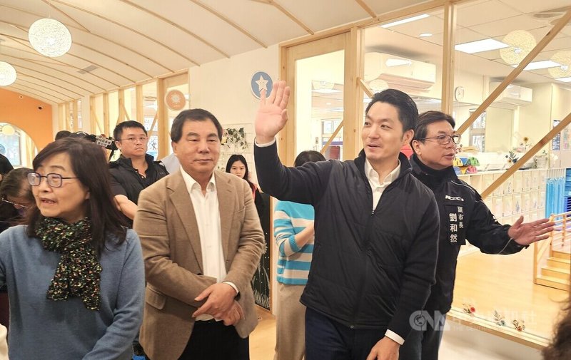 台北市長蔣萬安(右2)為推動「校校有公托」政策,9日特地率團隊前往新北市板橋埔墘及莊敬公共托育中心參訪。中央社記者王鴻國攝 115年3月9日