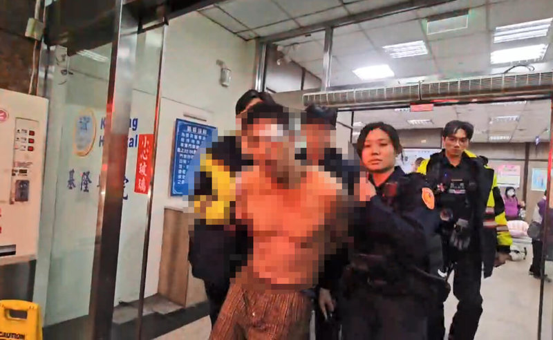 47歲林姓男子（前左）9日下午在基隆竊取車輛後，遭警方攔截圍捕，林男駕車橫衝直撞，警方最後在中山高中前攔停車輛破窗逮人，將林男戒護就醫後帶回警局。（讀者提供）中央社記者王朝鈺傳真　115年3月9日