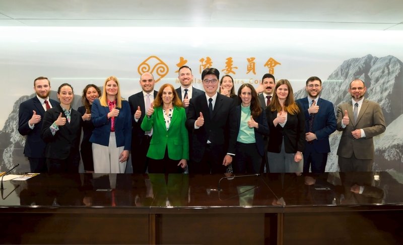 陸委會主委邱垂正（右）4日接見華府智庫「德國馬歇爾基金會」）「台美歐政策計畫」訪團，與美歐學者交流有關中共政軍情勢。（陸委會提供）中央社記者張淑伶台北傳真　115年3月9日