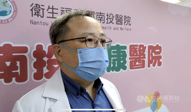 南投縣杉林溪森林遊樂區1輛遊園接駁車9日失控墜谷,車上8人送醫、其中1人不治。衛生福利部南投醫院副院長莊宗芳(圖)說明送醫2傷者傷勢。中央社記者蘇木春攝 115年3月9日