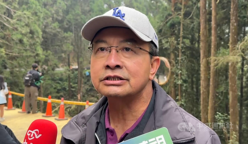 南投縣杉林溪森林遊樂區遊園接駁車9日中午不明原因擦撞山壁失控墜谷，杉林溪自然教育中心館長江華章（前）受訪表示，保險理賠及醫療費用部分，公司會負全責。中央社記者蕭博陽攝　115年3月9日