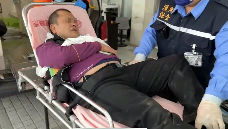 南投杉林溪森林遊樂區遊園車9日墜谷,釀1死7傷。王姓司機送衛福部南投醫院治療,對於是否因煞車問題發生事故,面露痛苦未回應。(民眾提供)中央社記者蘇木春傳真 115年3月9日