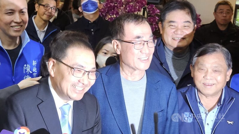 台北市副市長李四川（前中）即將離職，投入新北市長選戰，他9日出席新北市議會國民黨團幹部交接儀式，獲新北市長侯友宜（前左）等人歡迎。中央社記者王鴻國攝　115年3月9日