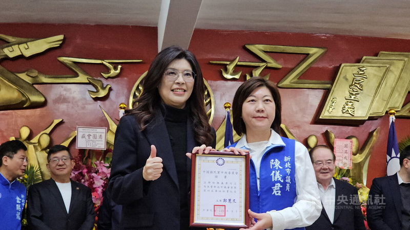 新北市議會國民黨團9日舉行幹部交接儀式，由市議員陳儀君（前右）接任黨團書記長，黨主席鄭麗文（前左）頒發證書。中央社記者王鴻國攝　115年3月9日