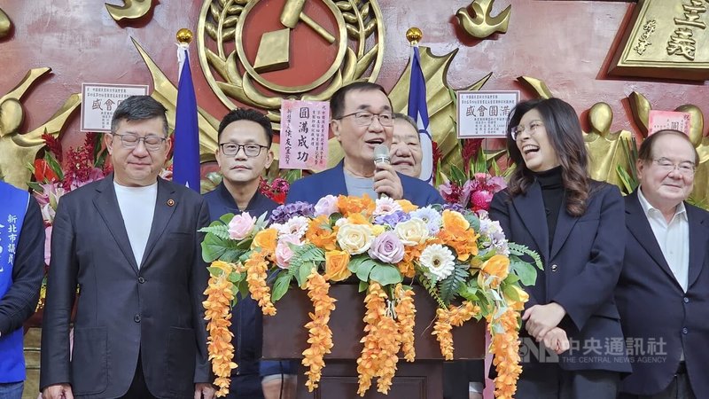 擬參選新北市長的台北市副市長李四川（前中）9日出席新北市議會國民黨團幹部交接儀式，致詞時表示，回來新北市這一個大家庭，心中滿滿回家的感覺，他會和議員共同努力，打好這一仗。中央社記者王鴻國攝　115年3月9日