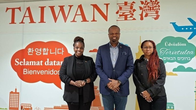 聖克里斯多福及尼維斯聯邦工程部長梅納（Konris Maynard）（中）、永續發展暨環境部長克拉克（Joyelle Clarke）（左）及環境及氣候行動暨公民賦權部次長萊文（Colincia Levine）（右）等9日至14日訪台。（外交部提供）中央社及記者楊堯茹傳真　115年3月9日