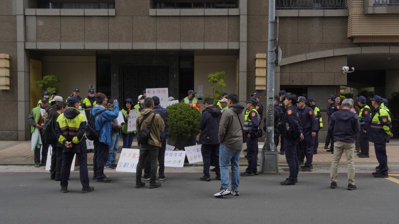 社子島自救會不滿台北市副市長李四川9日下午將主持卸任前最後一次都委會，以無法做成決議的報告案形式，公開聽取完全不符社子島居民訴求的社子島案進度，上午先赴台北市長蔣萬安官舍外抗議。（社子島自救會提供）中央社記者黃麗芸傳真　115年3月9日