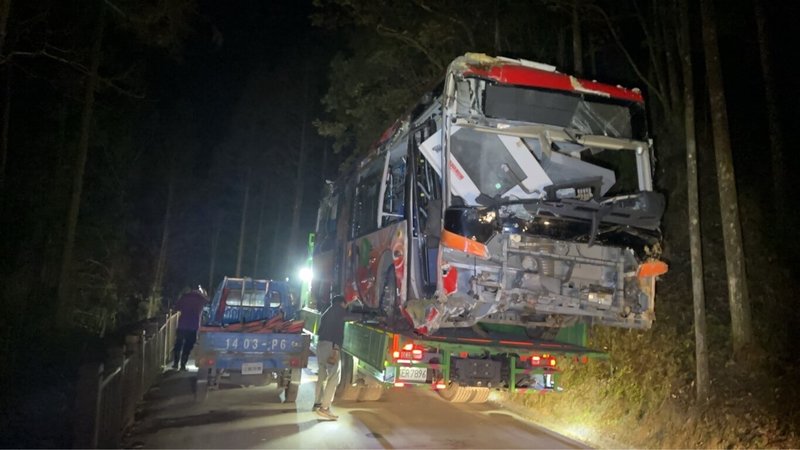 南投縣杉林溪森林生態渡假園區遊園接駁車9日失控墜谷，車上8人送醫、其中1人不治。事故車輛晚間吊出運送下山，待檢警採證。（民眾提供）中央社記者蕭博陽南投縣傳真　115年3月9日