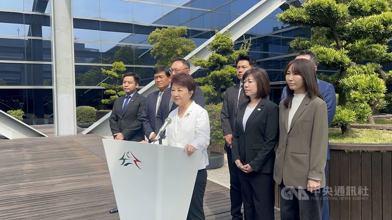 台中市長盧秀燕（前右3）9日舉行記者會，宣布11日到21日訪問美國，行程以美東為主，希望深化城市交流。中央社記者郝雪卿攝 115年3月9日