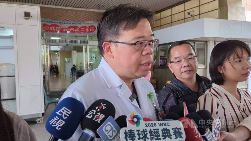 南投縣杉林溪森林遊樂區遊園接駁車9日跌落山谷,車上8人全數送醫,其中66歲陳姓男子無生命徵象;竹山秀傳醫院副院長曾俊凱(左)受訪說明,陳姓男子到院時已無心跳,後腦有10公分撕裂傷,經急救仍不治。中央社記者蘇木春攝 115年3月9日