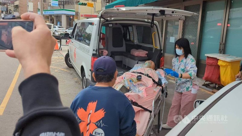 南投縣杉林溪森林遊樂區遊園接駁車9日墜落山谷，吳姓一家姊弟5人送醫，其中56歲吳姓男子身體多處骨折，初步緊急處理後，轉送彰化基督教醫院治療。　中央社記者蘇木春攝　115年3月9日