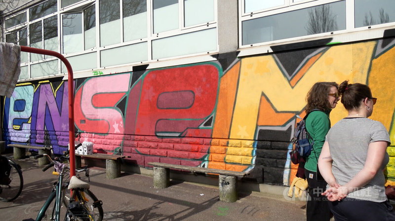 國際婦女節期間，巴黎女性街頭塗鴉團體Les Bombaspheres於克里斯蒂諾賈西亞緊急安置中心，舉辦工作坊，完成「在一起」塗鴉文字作品。中央社記者李若韻巴黎攝　115年3月9日