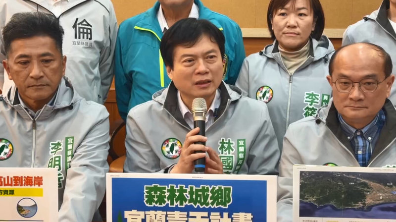 民進黨宜蘭縣長提名人林國漳（前中）9日舉行記者會，提出環境政見「宜蘭青天計畫」，規劃在蘭陽平原推動300座微型森林水撲滿，結合「造林減碳、蓄洪滯洪、生態系統」3合1功能，緩解都市熱島效應。（讀者提供）中央社記者王朝鈺傳真　115年3月9日