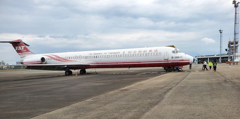 遠東航空公司自民國108年停業後，積欠機場停留費、場站降落費及滯納金逾新台幣600萬元，且航空器長期占據停機位，影響機場空間調度。案件移送由行政執行署高雄分署執行，將拍賣一架「麥道」航空器，最低拍賣價格為800萬元。（行政執行署高雄分署提供）中央社記者張已亷傳真　115年3月9日