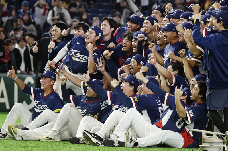 世界棒球經典賽韓國隊9日擊敗澳洲隊，球員賽後歡笑合影。（共同社）