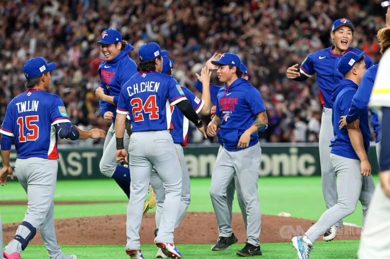 世界棒球經典賽（WBC）C組預算8日於日本東京巨蛋進行台韓大戰，台灣隊在延長賽以1分之差獲勝，球員興奮在場中慶祝。中央社記者王騰毅東京攝　115年3月8日
