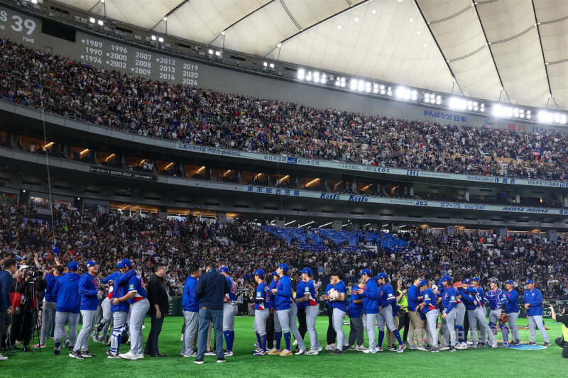 世界棒球經典賽（WBC）8日中午在日本東京巨蛋上演台韓大戰，台灣隊在延長賽力克對手獲勝，賽後球員在球迷的加油歡呼聲中列隊擊掌。中央社記者王騰毅東京攝 115年3月8日